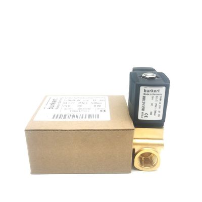 00126201 6014 D Normalde BURKERT elektromanyetik valfi Açık G1/8 2.0 Akış Deliği AC220V 8W Bakır Valf Vücudu 32 * 32 0~10bar