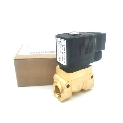 00126201 6014 D Normalde BURKERT elektromanyetik valfi Açık G1/8 2.0 Akış Deliği AC220V 8W Bakır Valf Vücudu 32 * 32 0~10bar