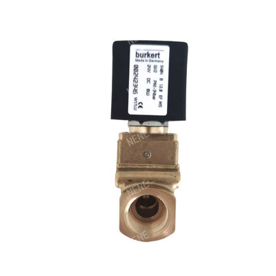 00126162 6014 D Burkert solenoid valfi Doğrudan Hareketli Alt Plakası Bağlantısı Normalde Açık 2.0 Akış Deliği AC24V 8W Bakır Valf Vücudu 0~10bar