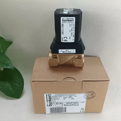 AC220V 8W Orijinal Burkert 00221605 6213 NC Solenoid Valf, G1/2 Port 13 Açıklık NBR Gasketi, Bakır Kontu -10 °C'den 80 °C'ye kadar 0-10bar